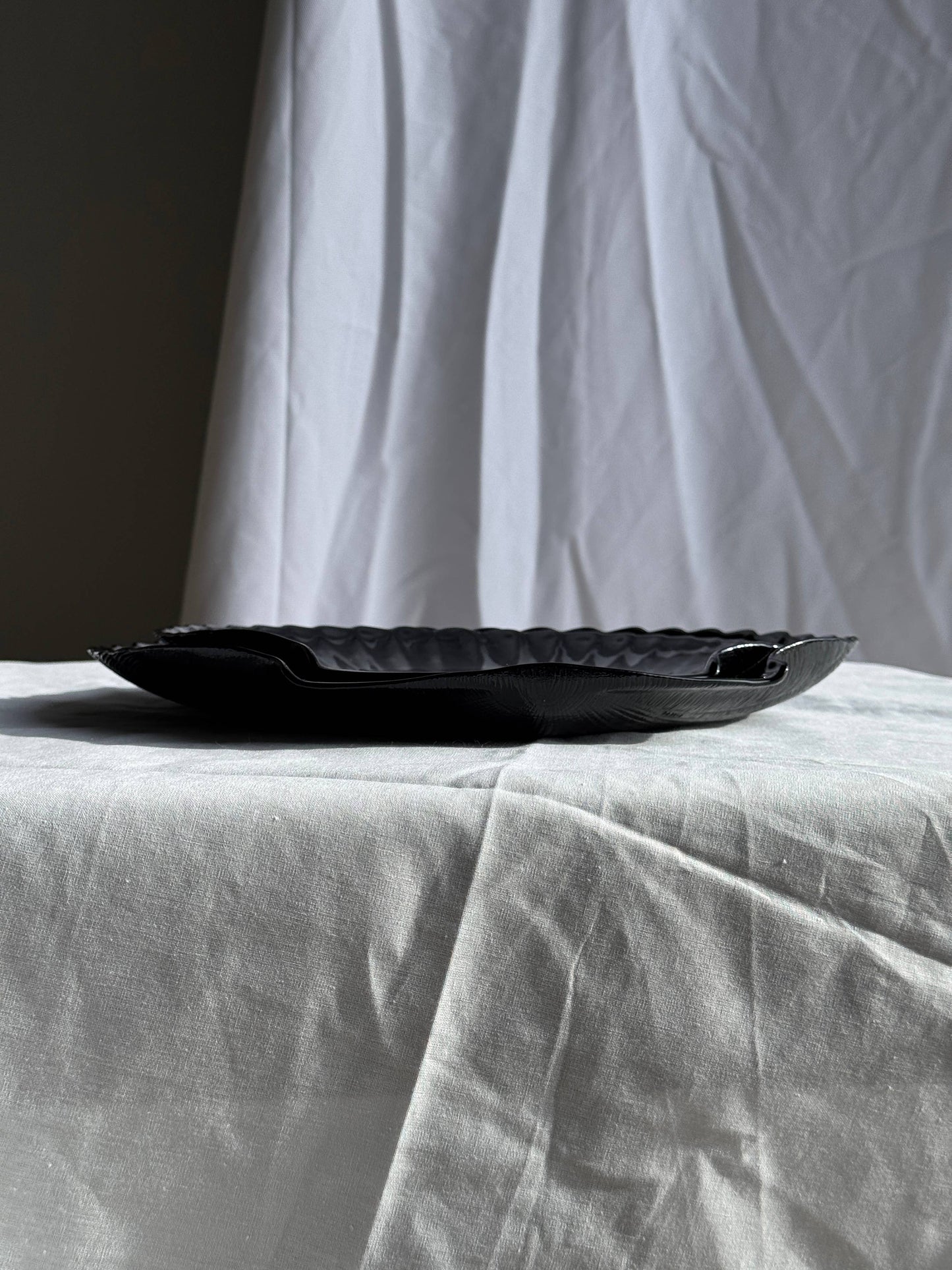 Pair of shell dishes in vintage black glass, D32 and D26