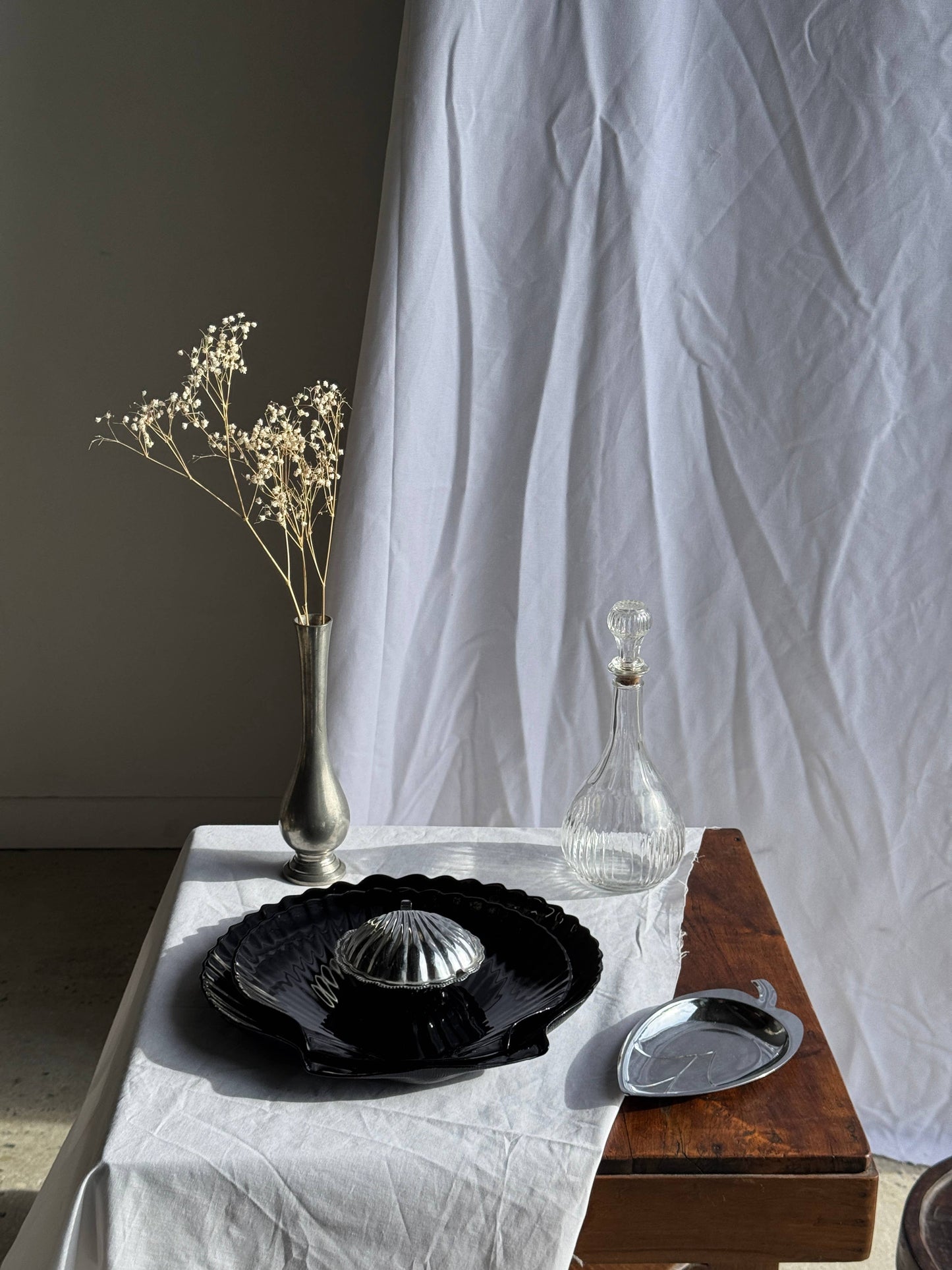 Pair of shell dishes in vintage black glass, D32 and D26
