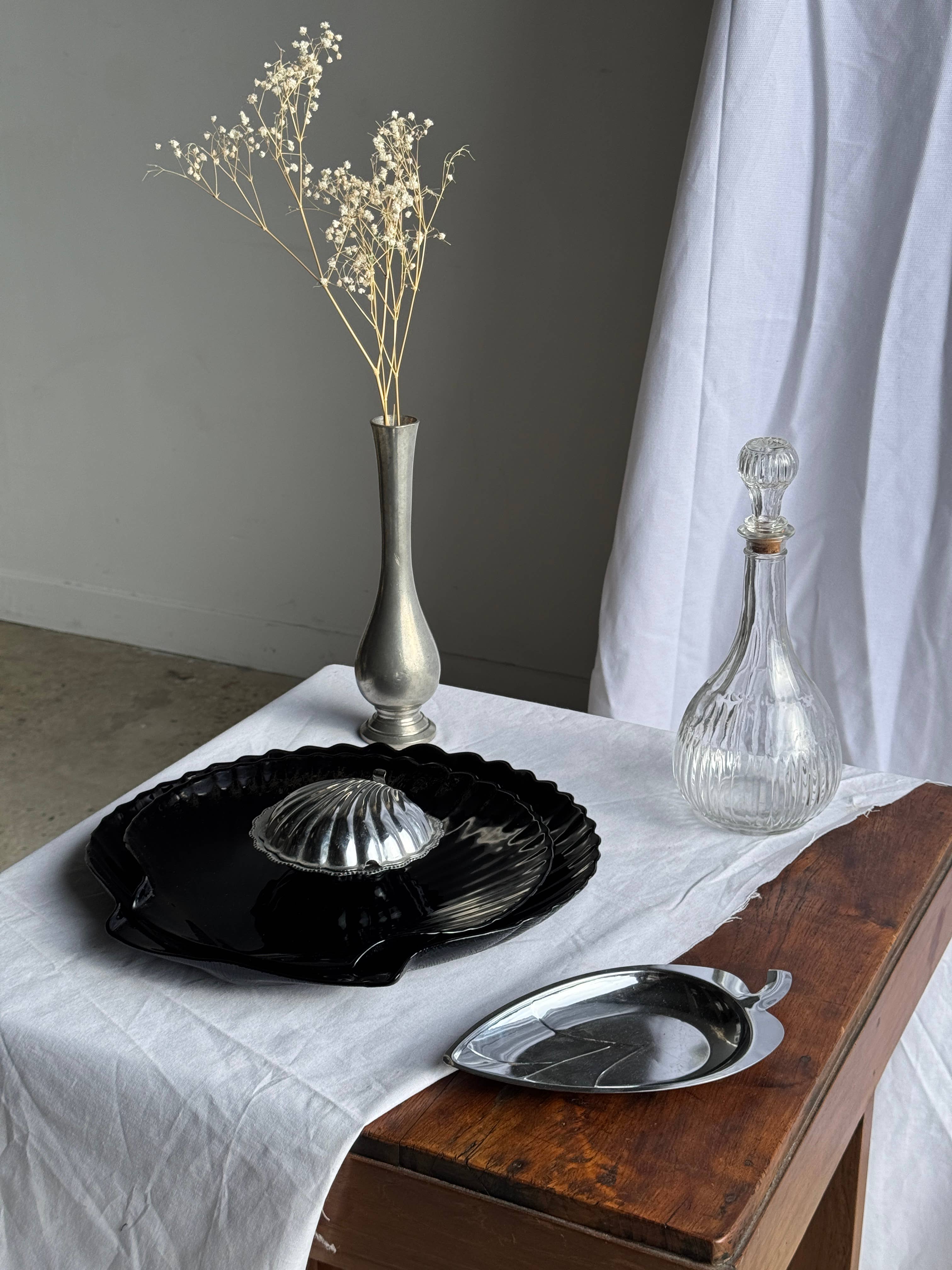 Pair of shell dishes in vintage black glass, D32 and D26