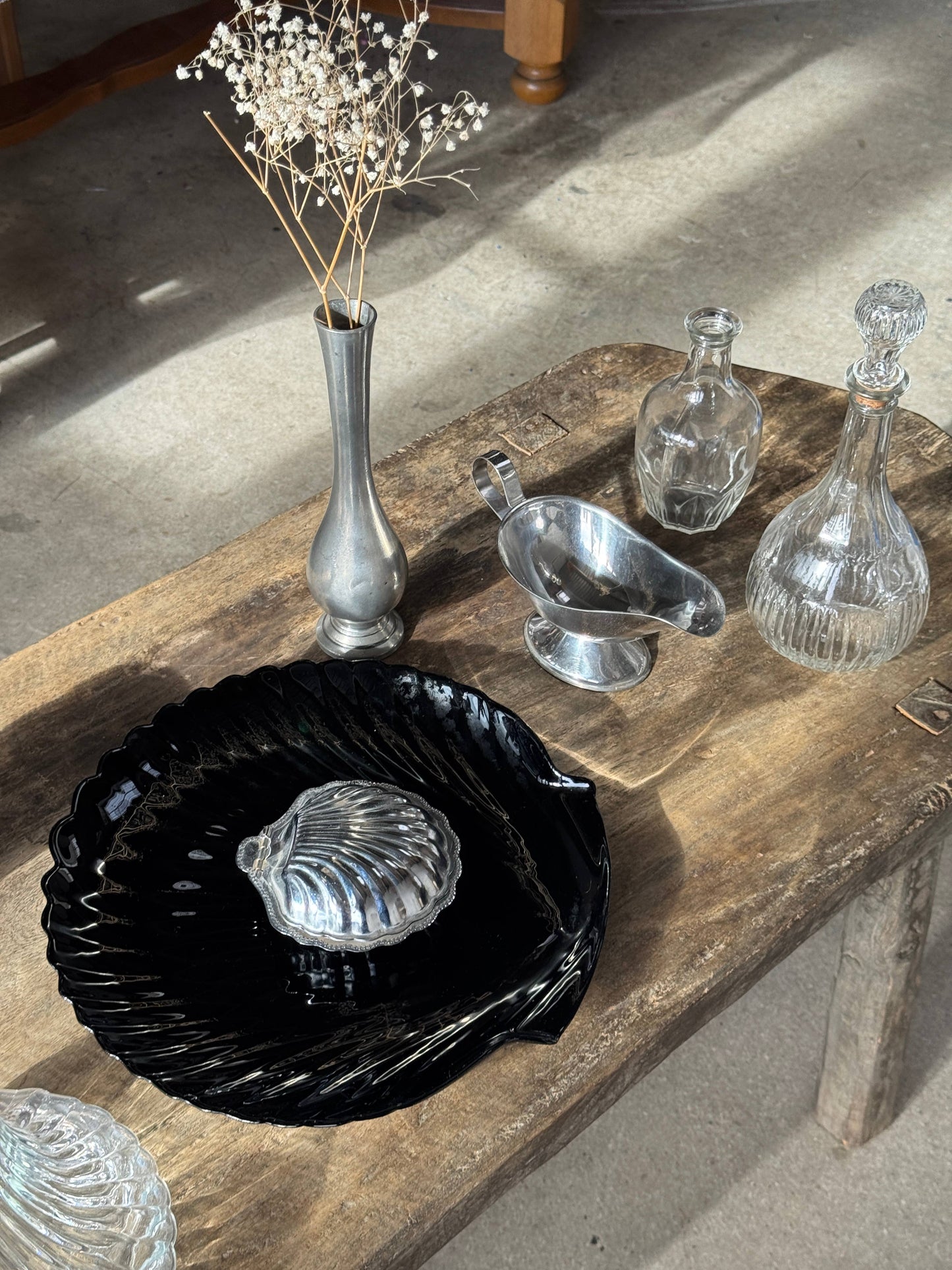 Pair of shell dishes in vintage black glass, D32 and D26