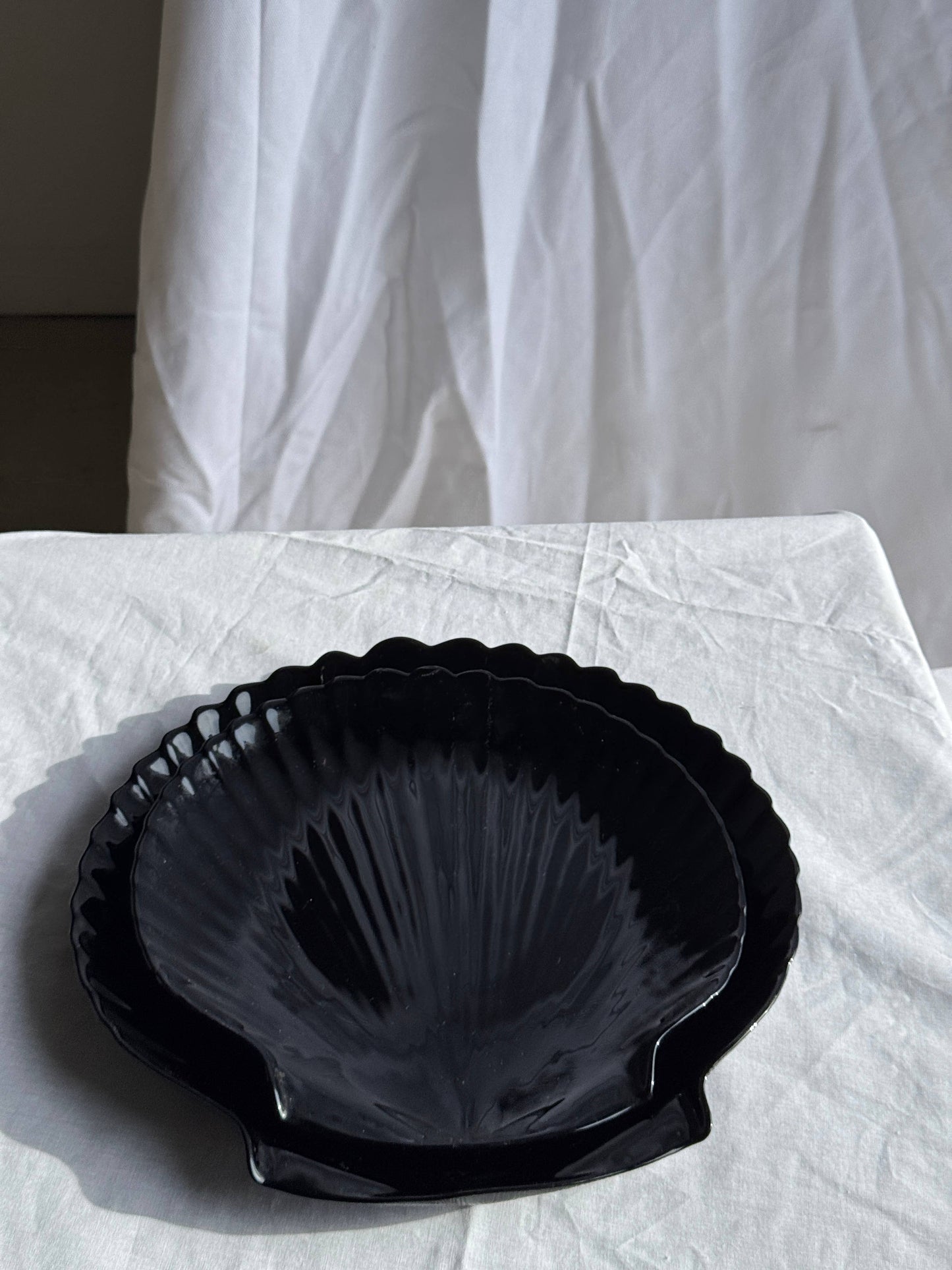 Pair of shell dishes in vintage black glass, D32 and D26