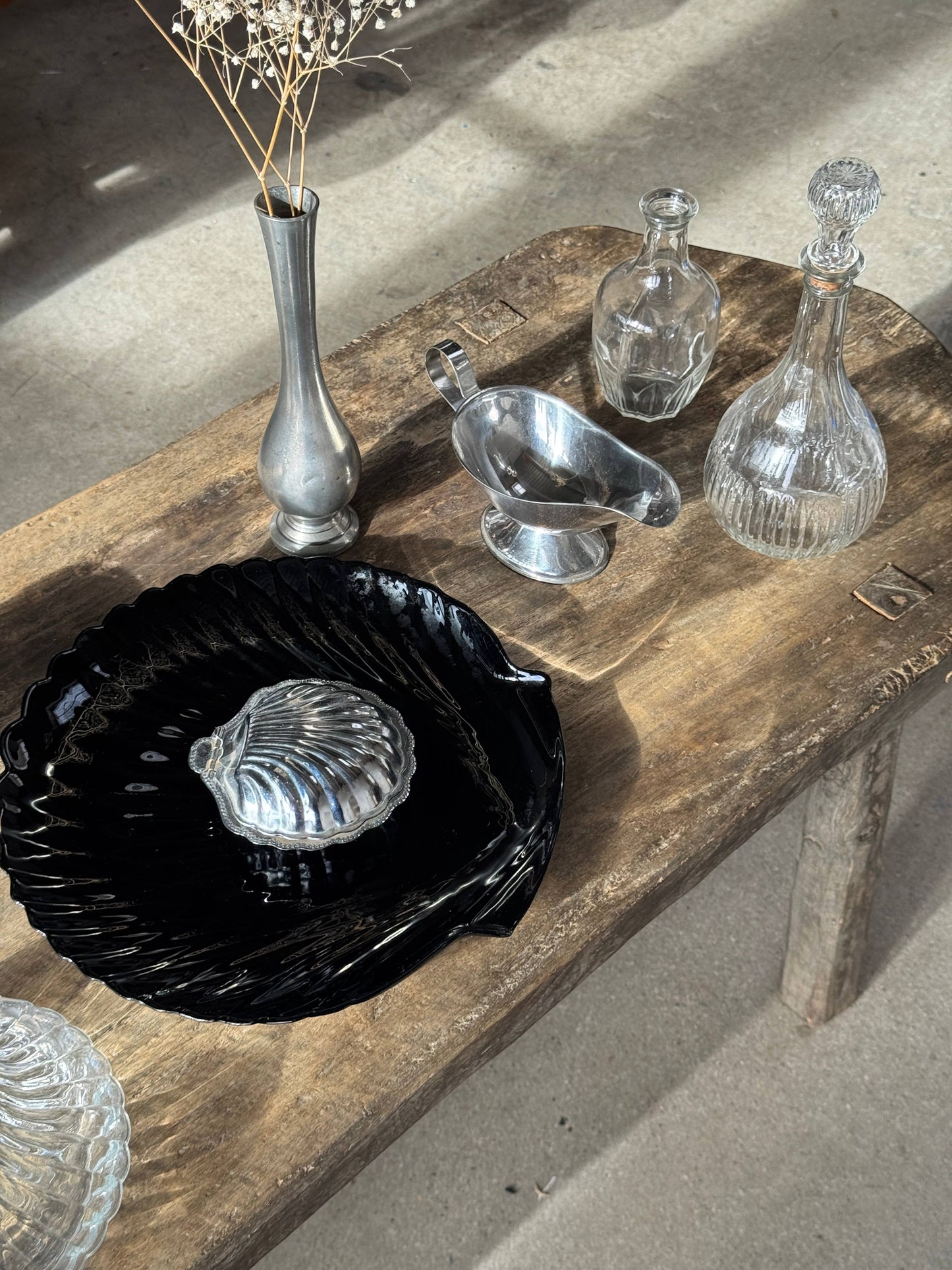 Pair of shell dishes in vintage black glass, D32 and D26