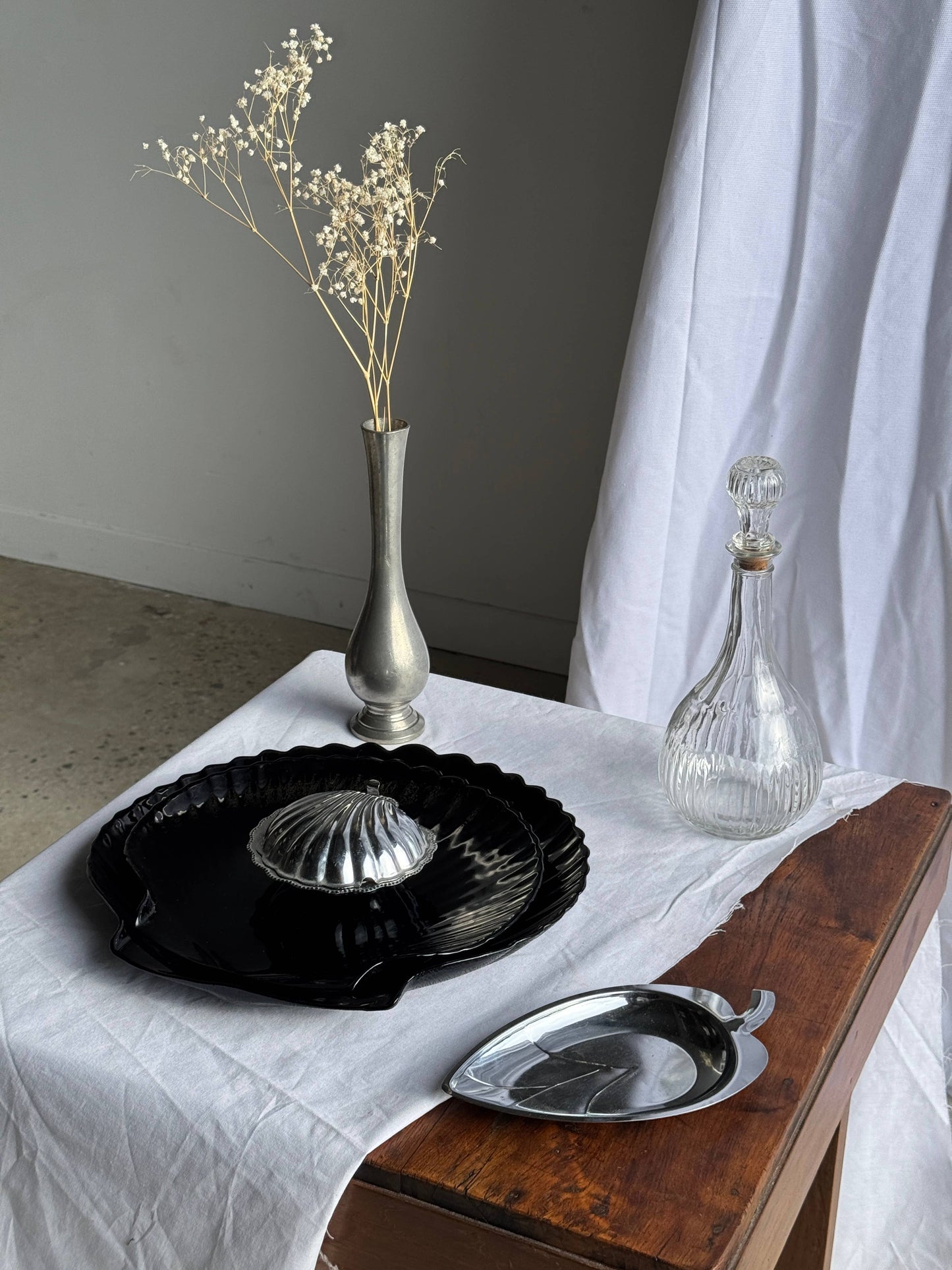 Pair of shell dishes in vintage black glass, D32 and D26