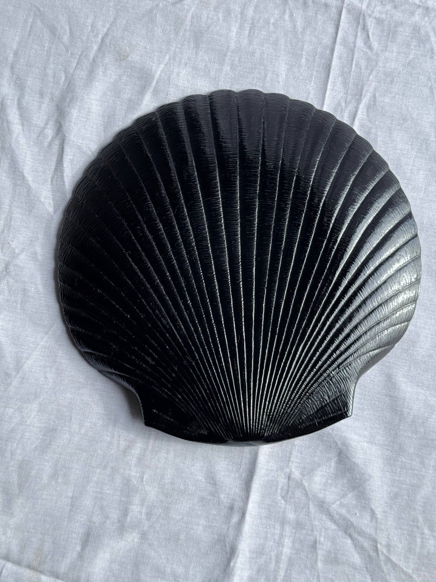 Pair of shell dishes in vintage black glass, D32 and D26