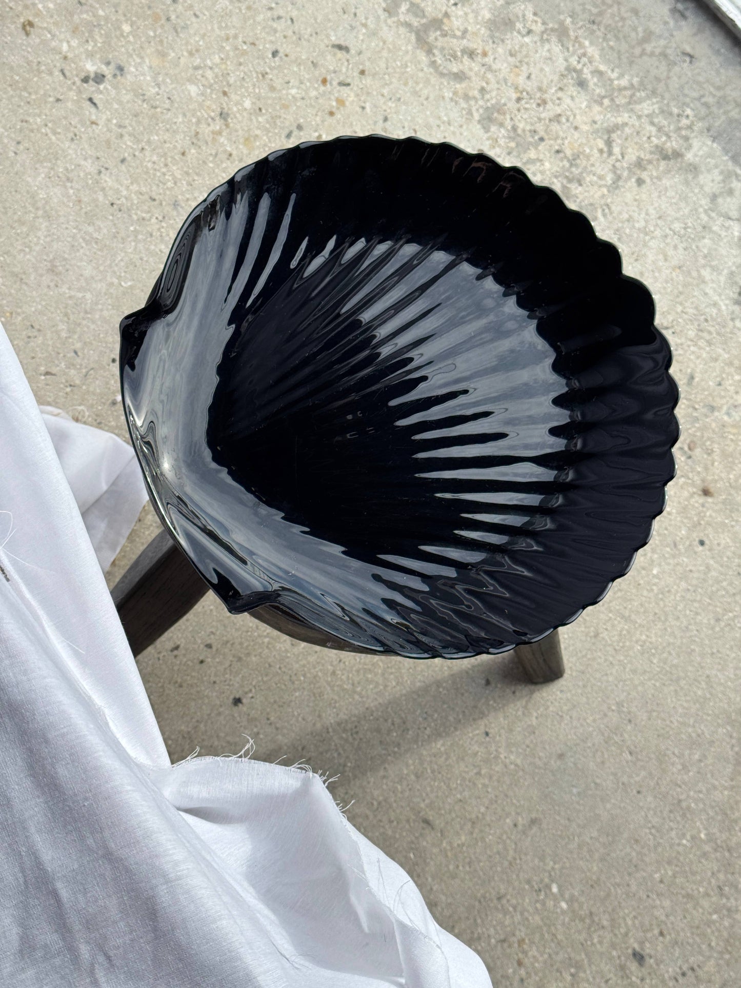 Pair of shell dishes in vintage black glass, D32 and D26