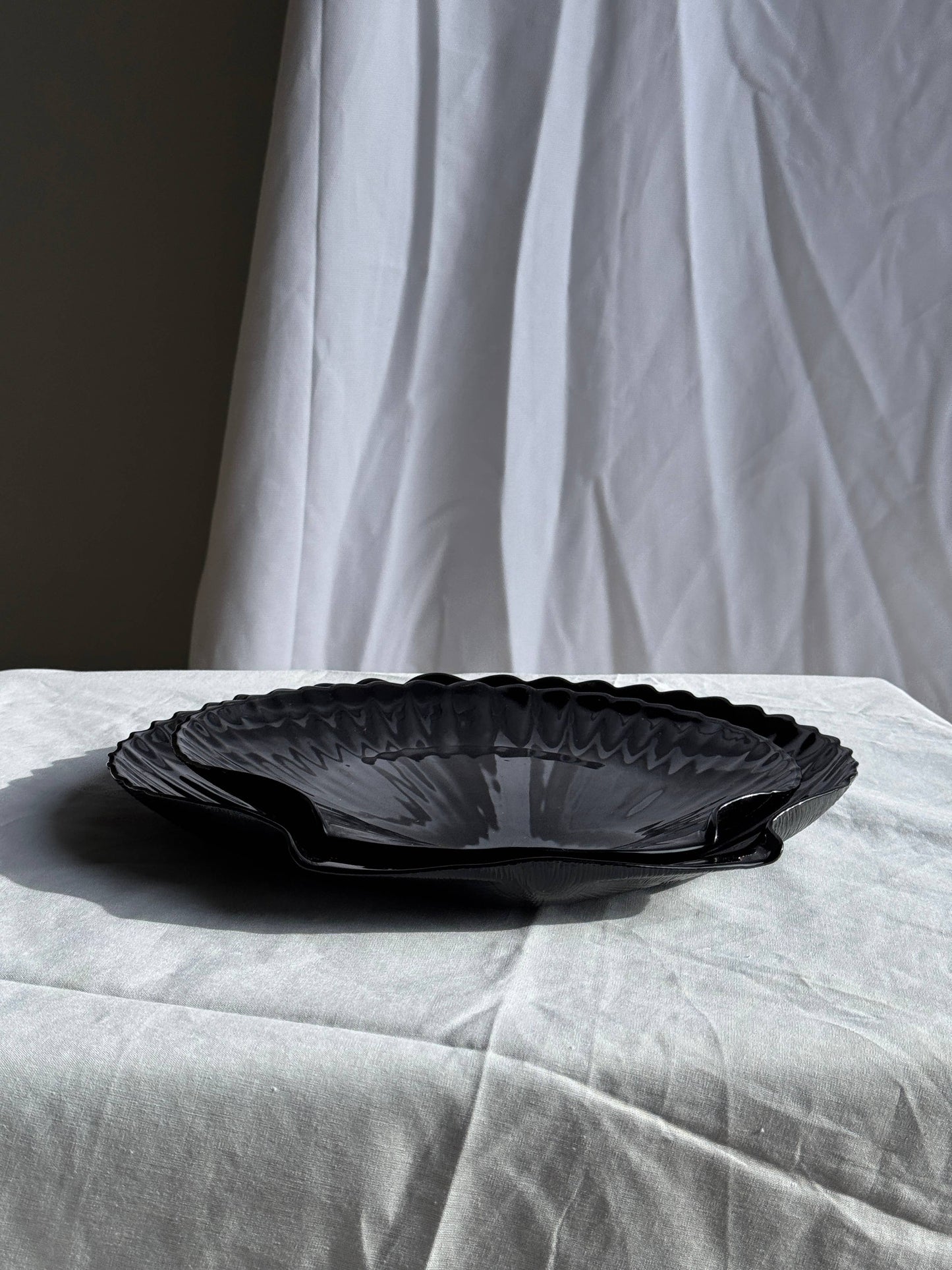 Pair of shell dishes in vintage black glass, D32 and D26