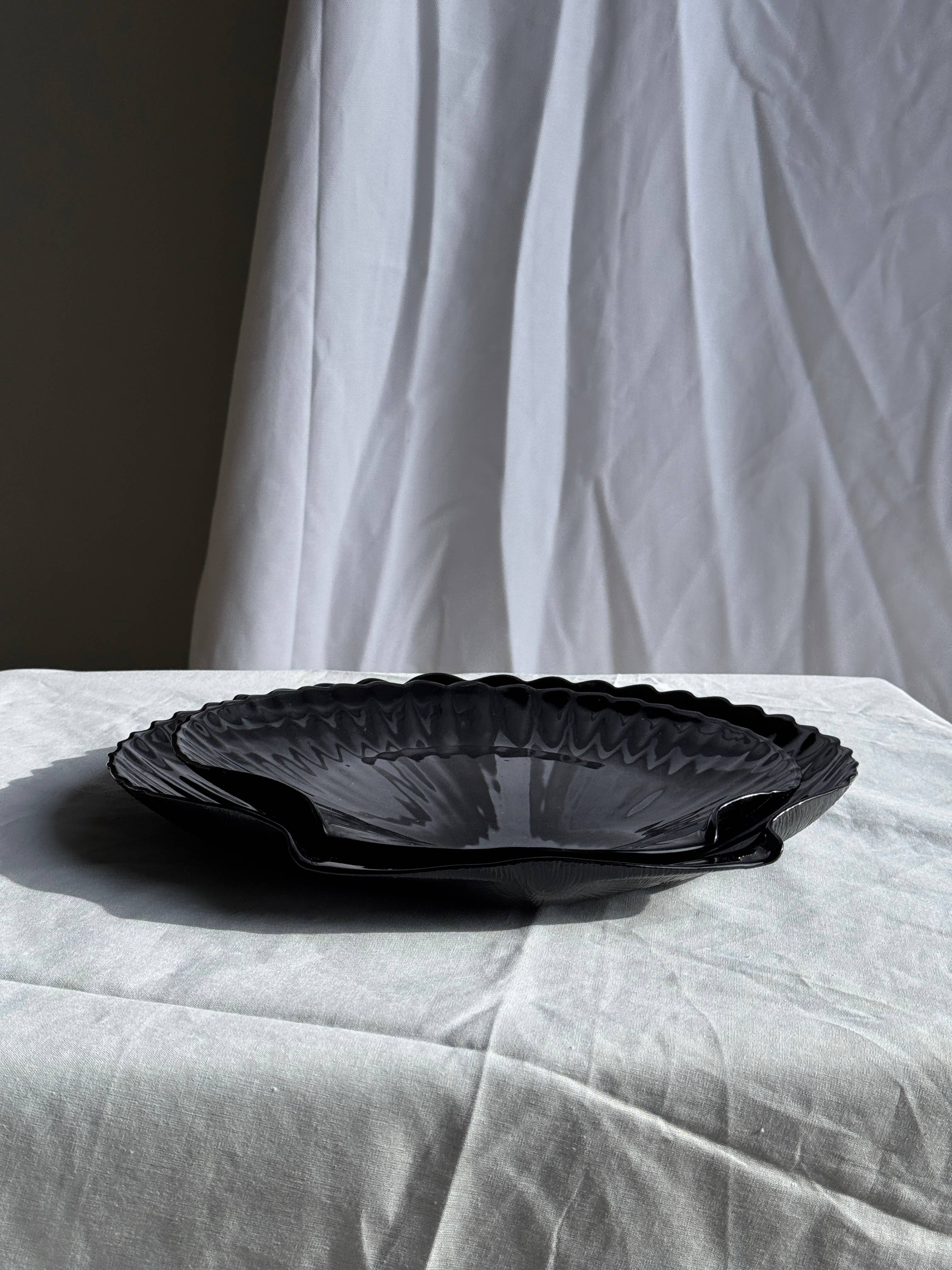 Pair of shell dishes in vintage black glass, D32 and D26