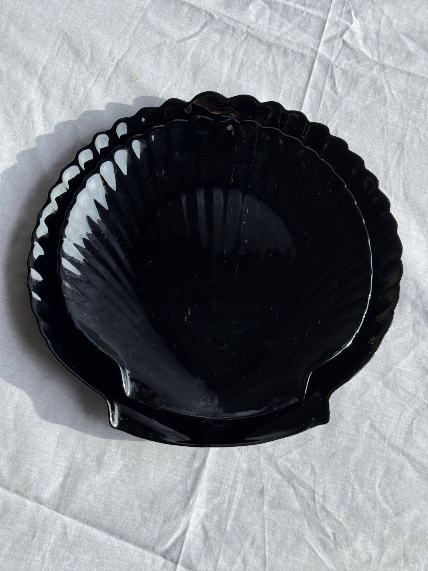 Pair of shell dishes in vintage black glass, D32 and D26