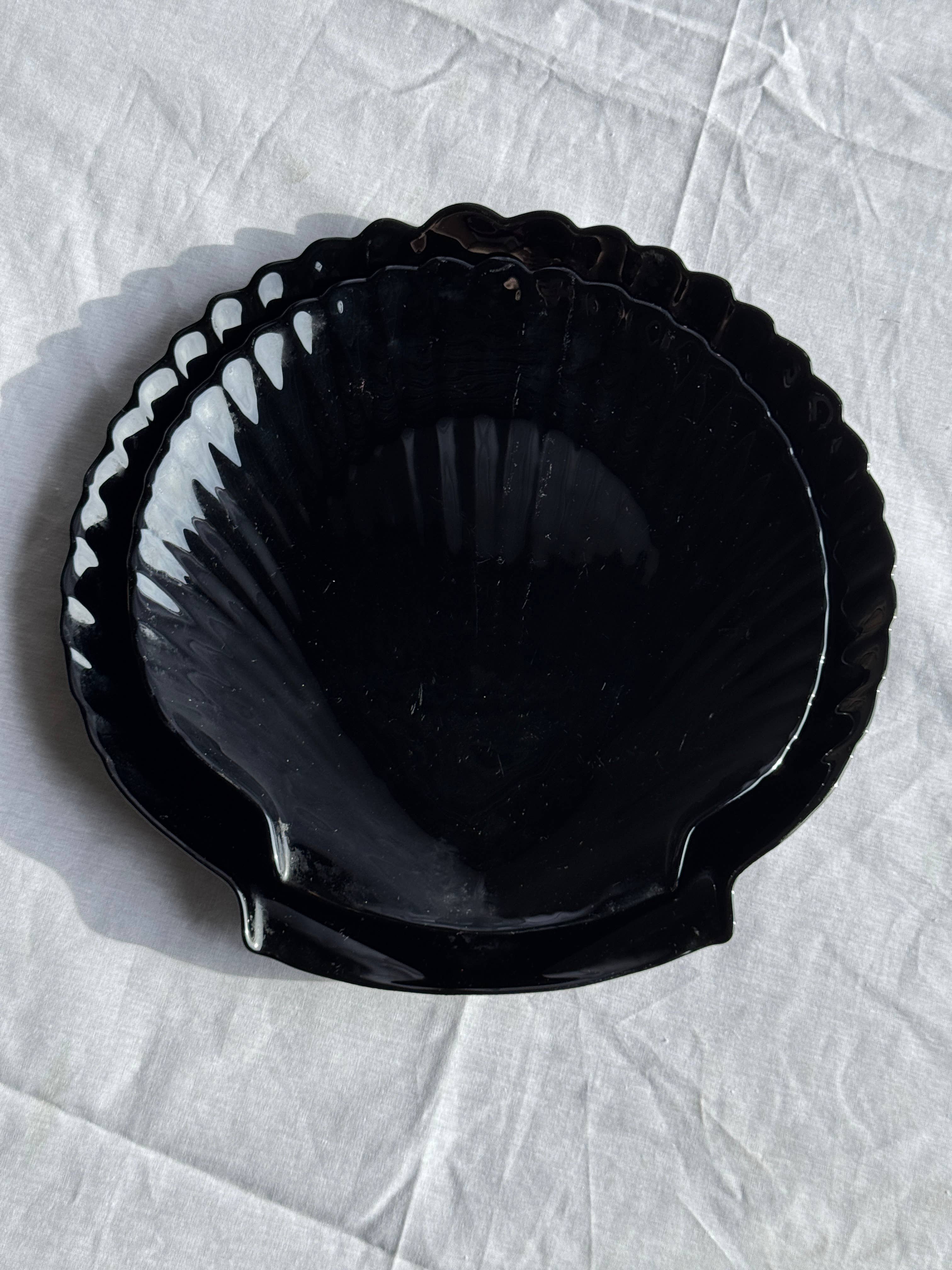 Pair of shell dishes in vintage black glass, D32 and D26