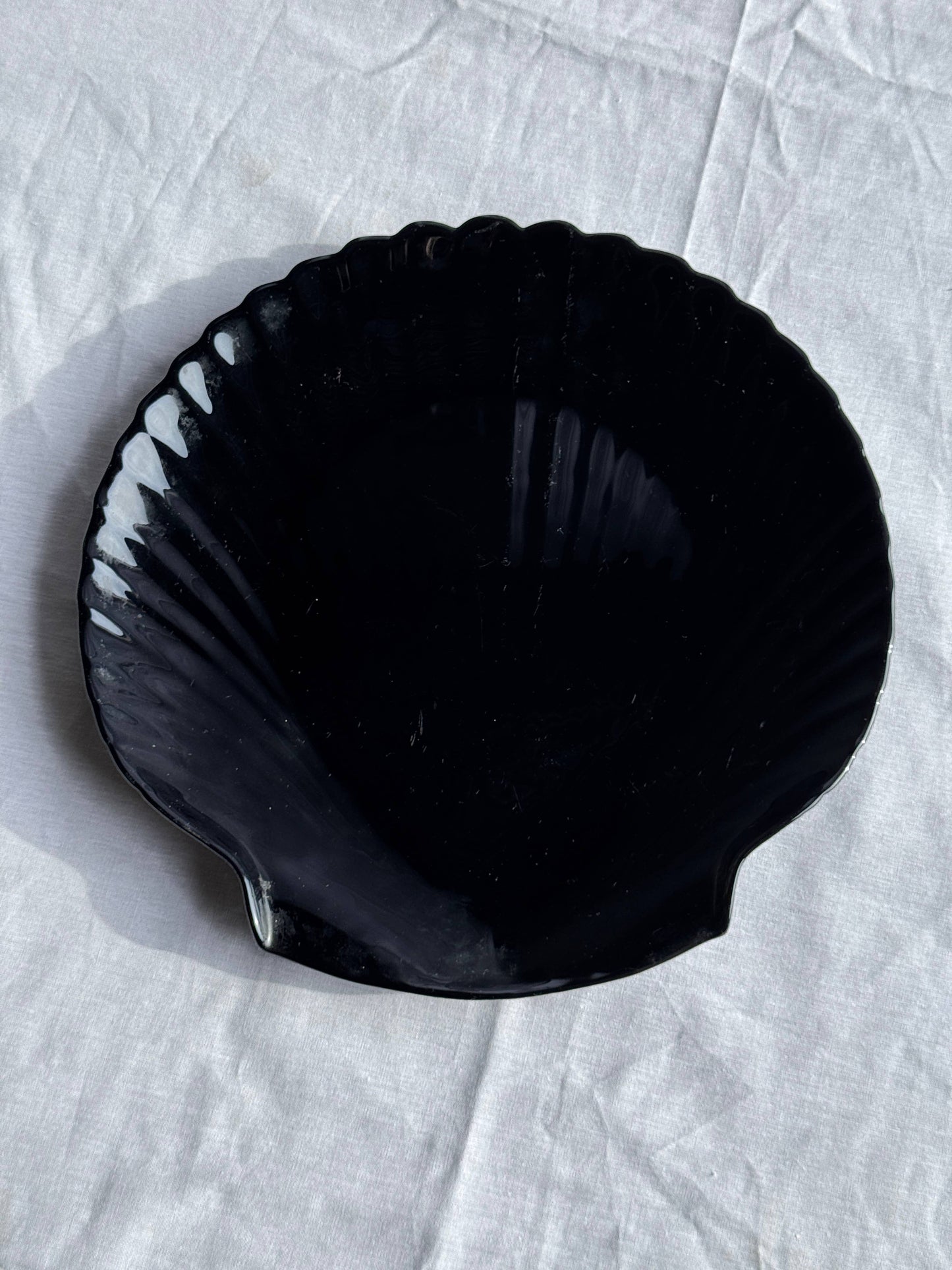 Pair of shell dishes in vintage black glass, D32 and D26