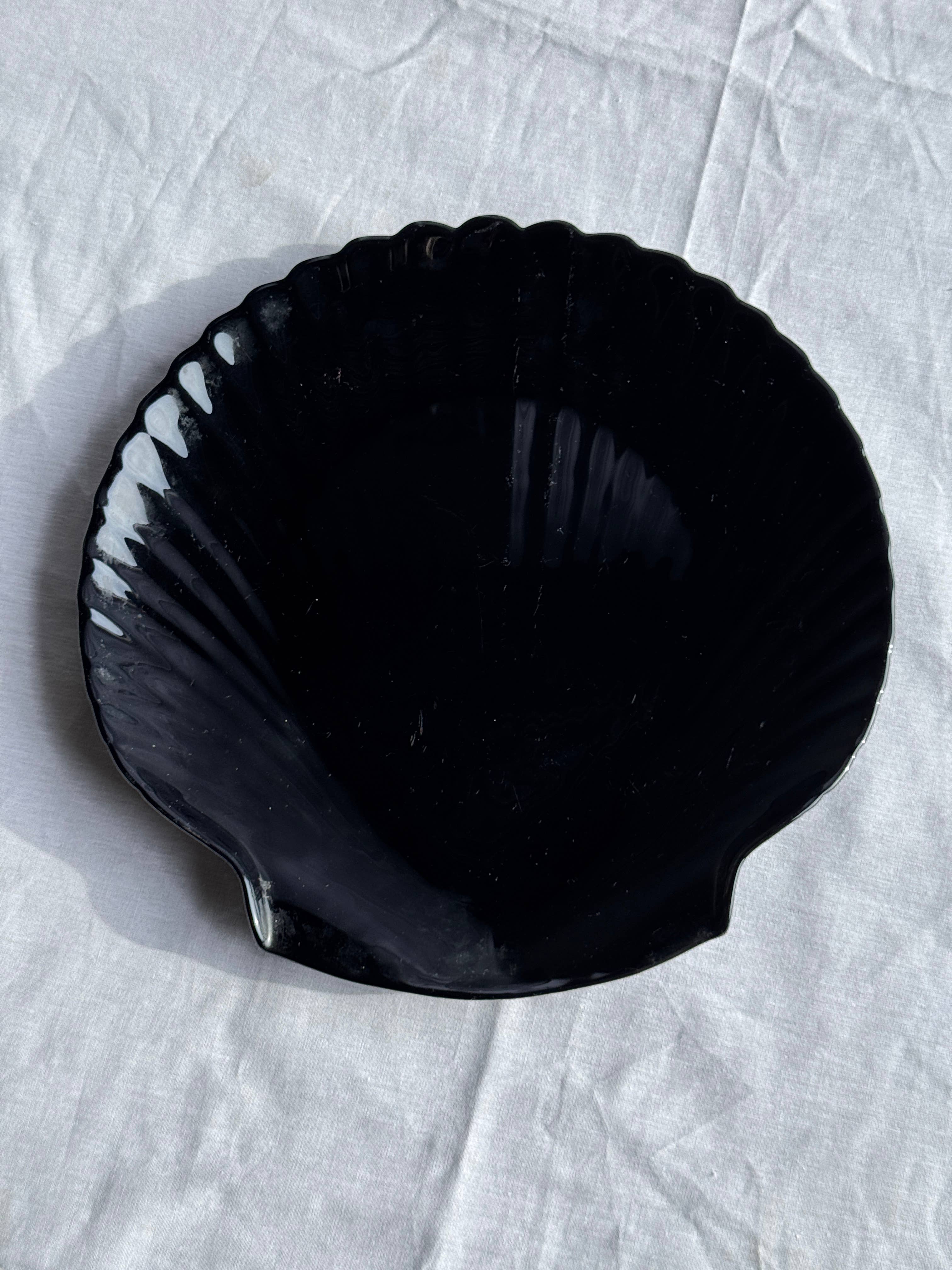 Pair of shell dishes in vintage black glass, D32 and D26