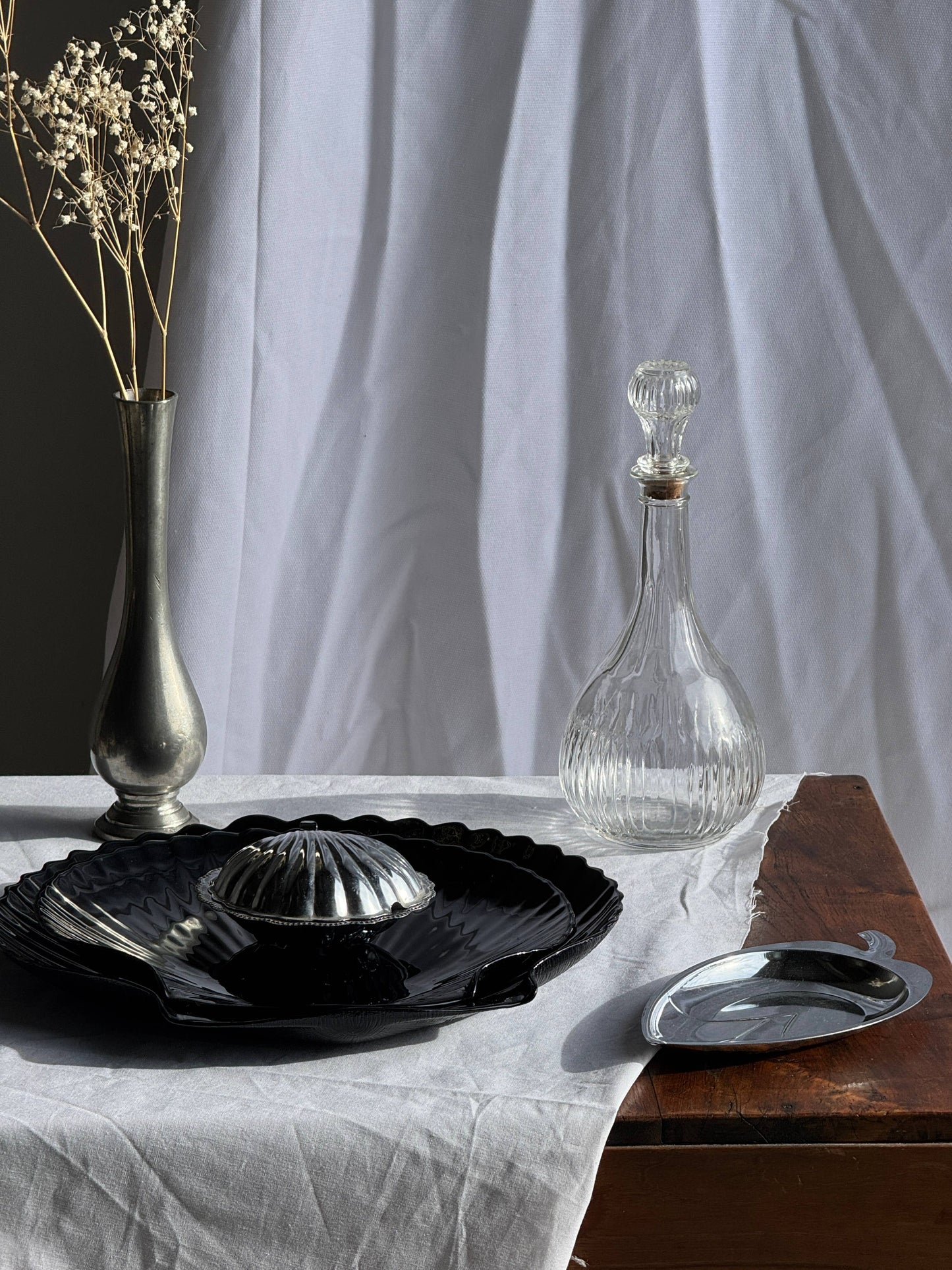 Pair of shell dishes in vintage black glass, D32 and D26