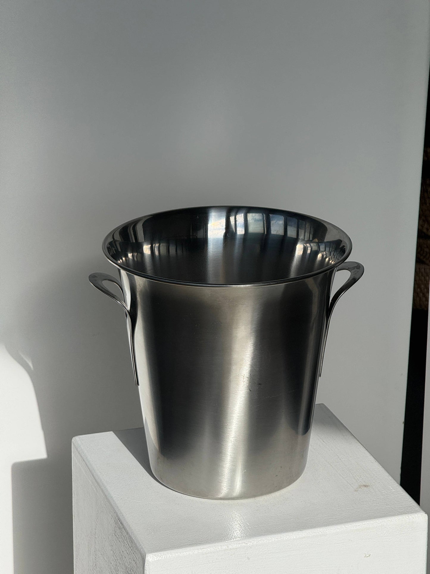 Guy Degrenne champagne bucket with Art Nouveau-style handles, stainless steel