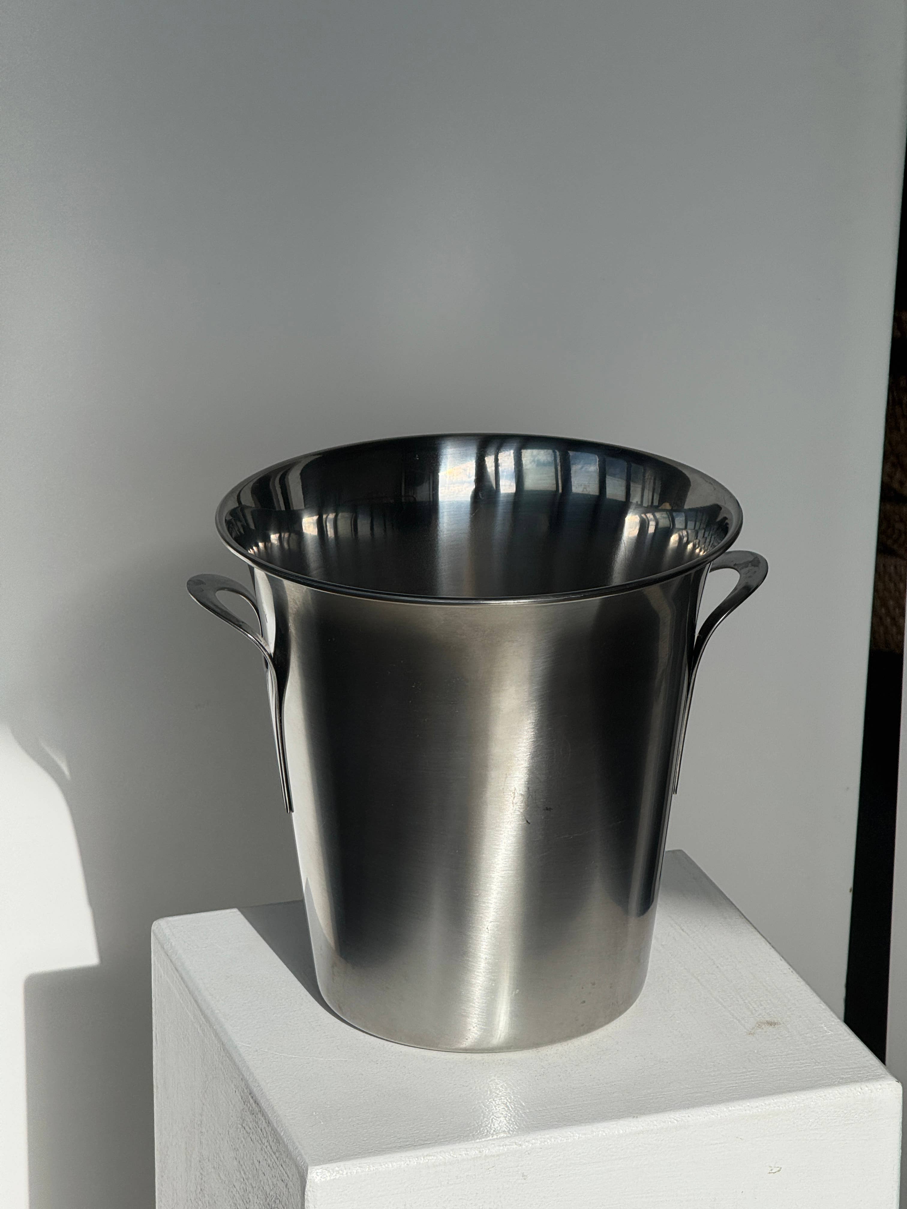 Guy Degrenne champagne bucket with Art Nouveau-style handles, stainless steel