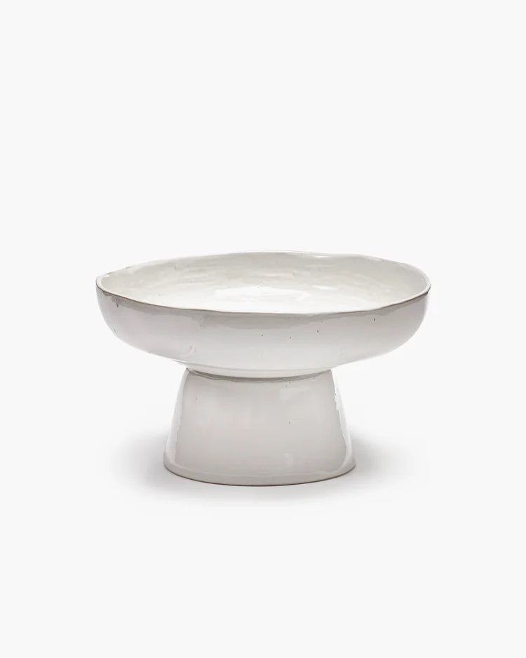 Serving plate on foot off-white La Mère