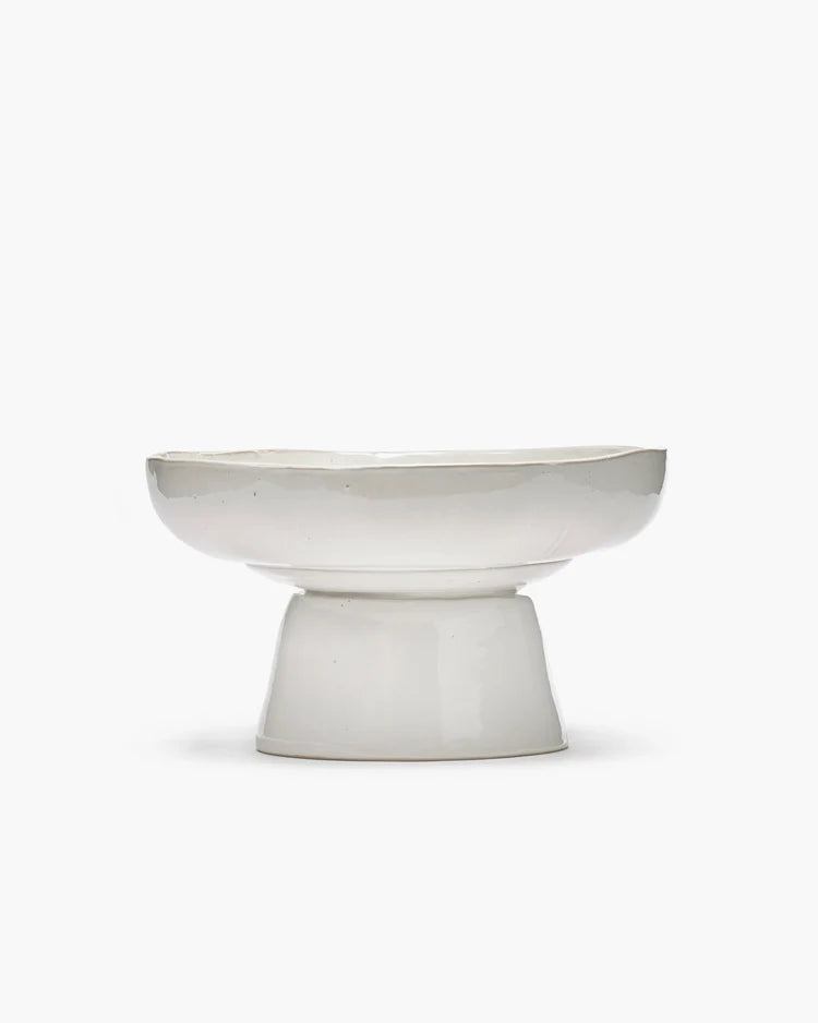 Serving plate on foot off-white La Mère