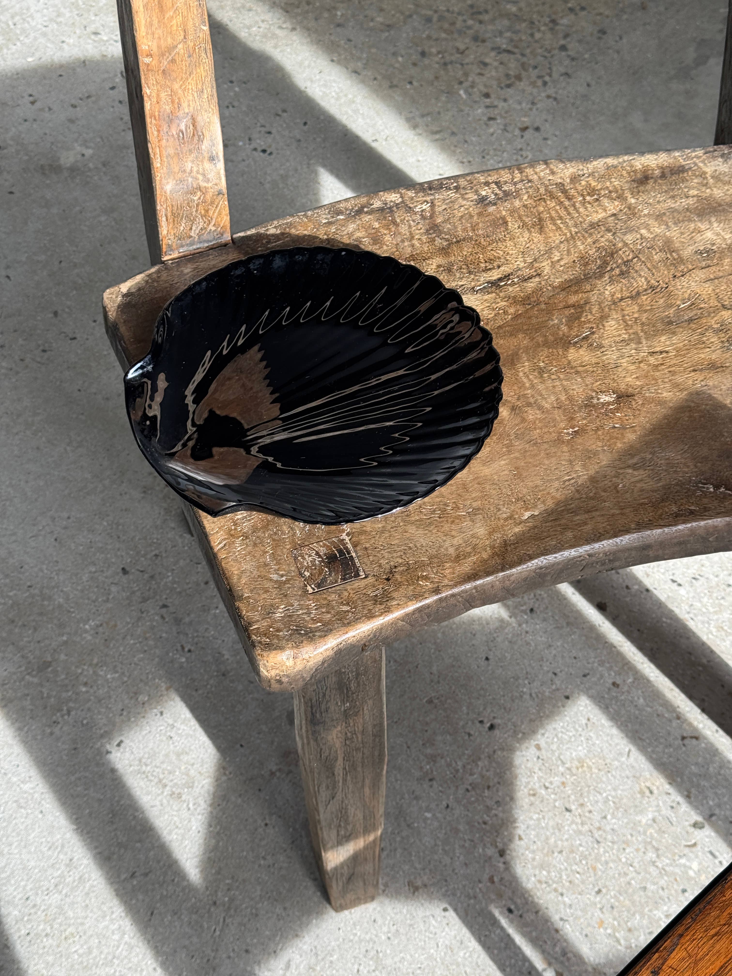 Pair of shell dishes in vintage black glass, D32 and D26