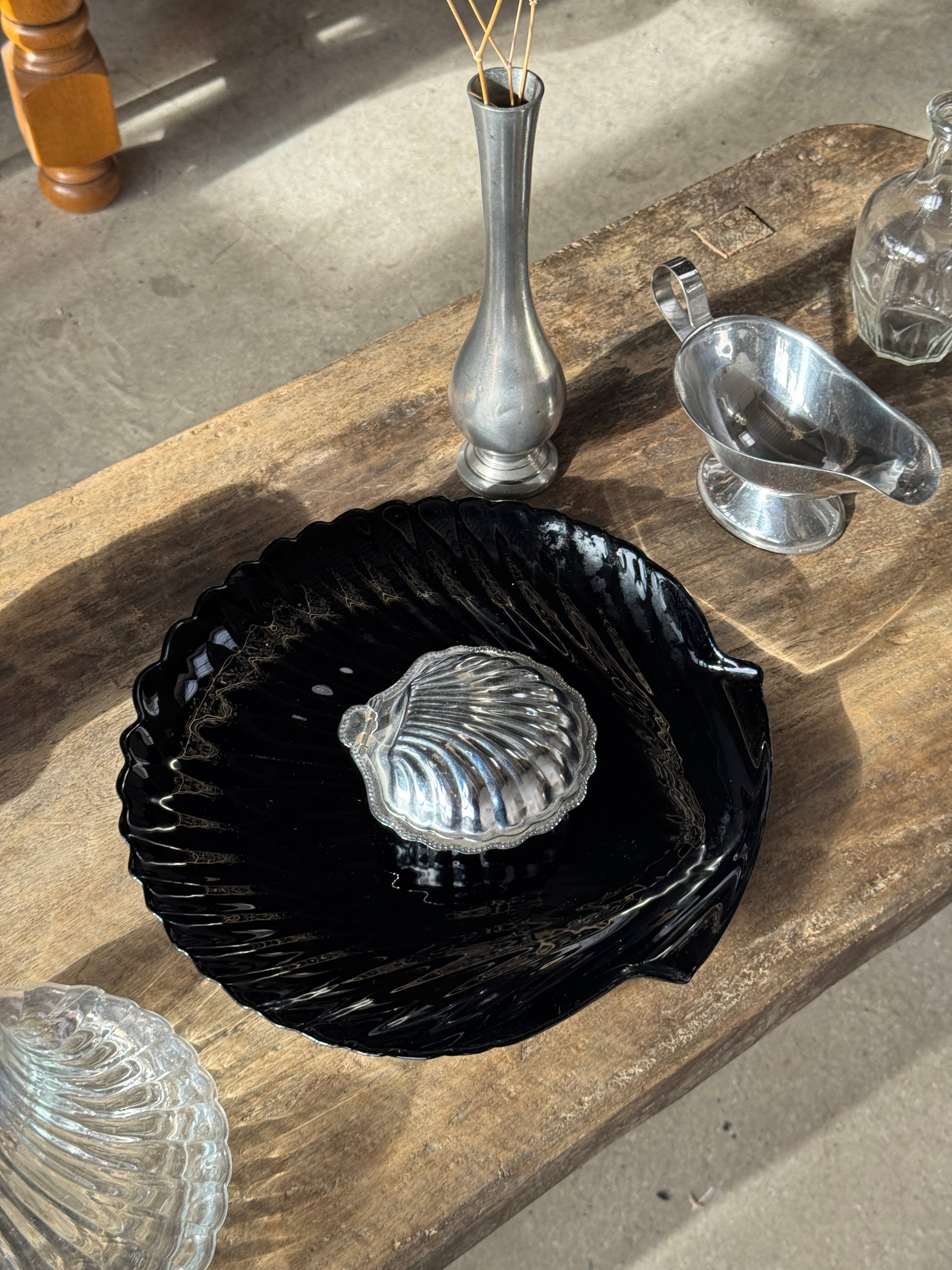 Pair of shell dishes in vintage black glass, D32 and D26