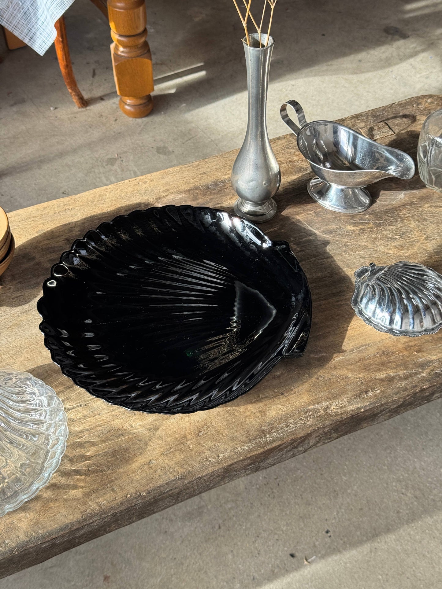 Pair of shell dishes in vintage black glass, D32 and D26