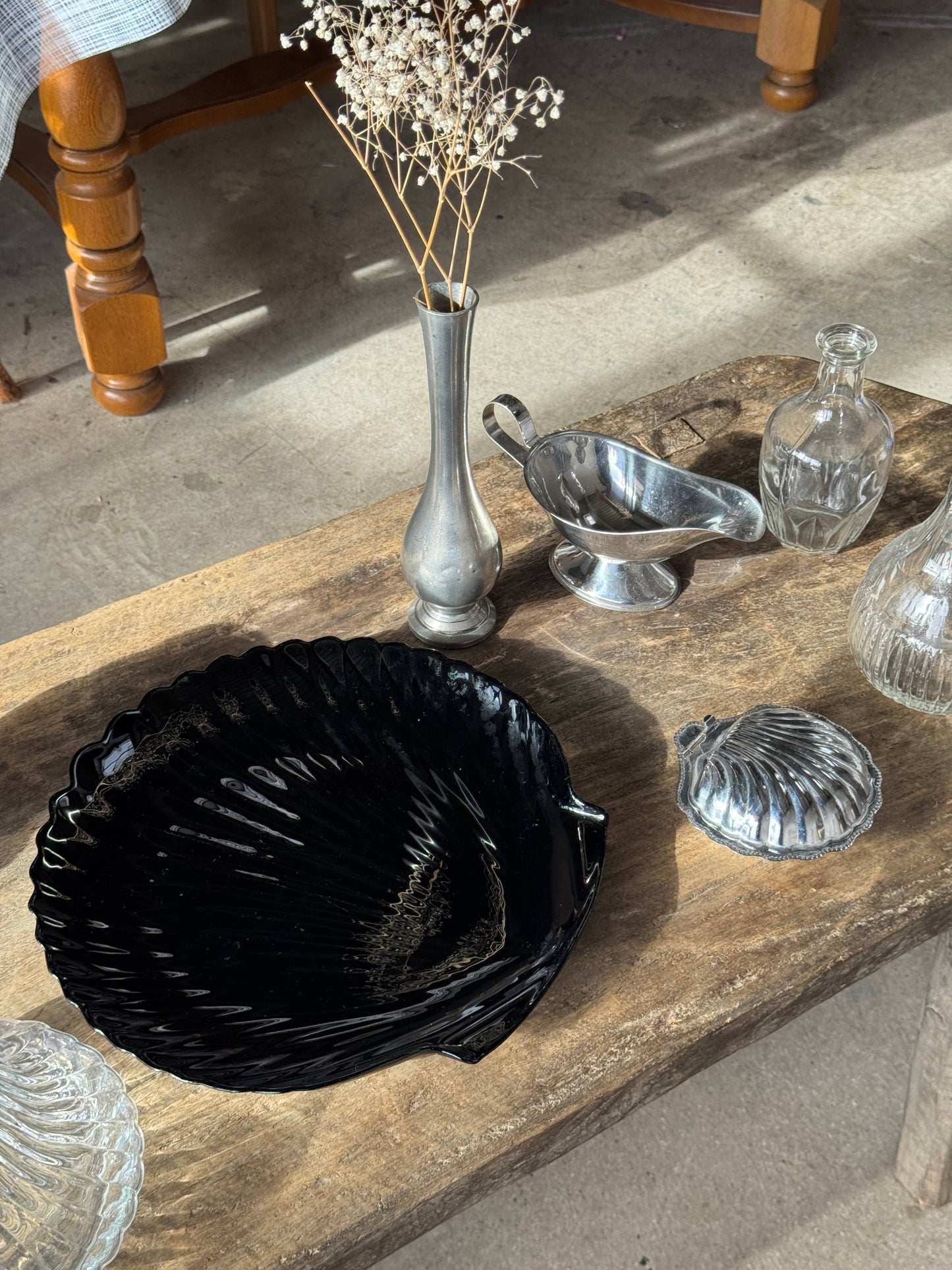 Pair of shell dishes in vintage black glass, D32 and D26