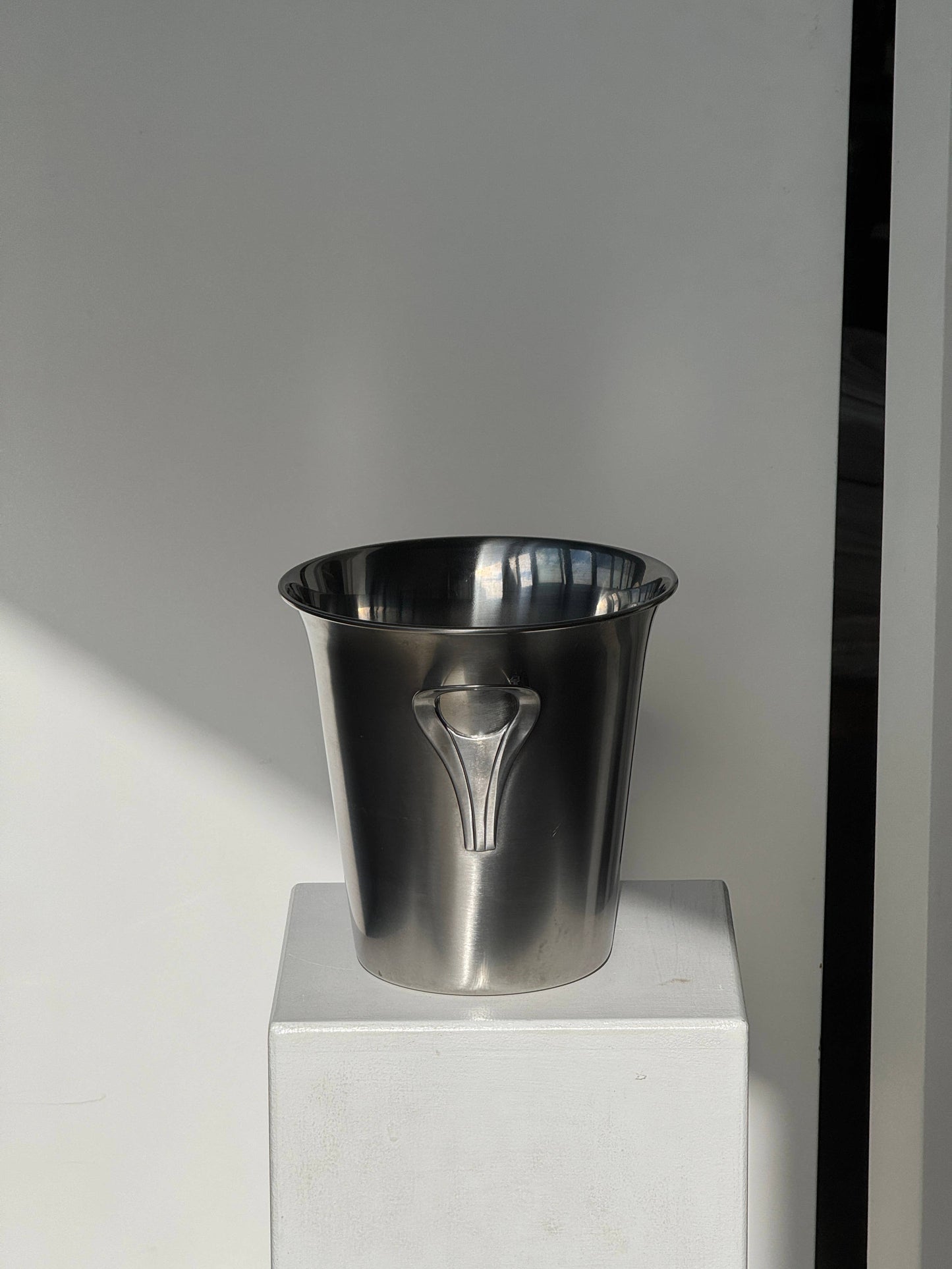 Guy Degrenne champagne bucket with Art Nouveau-style handles, stainless steel