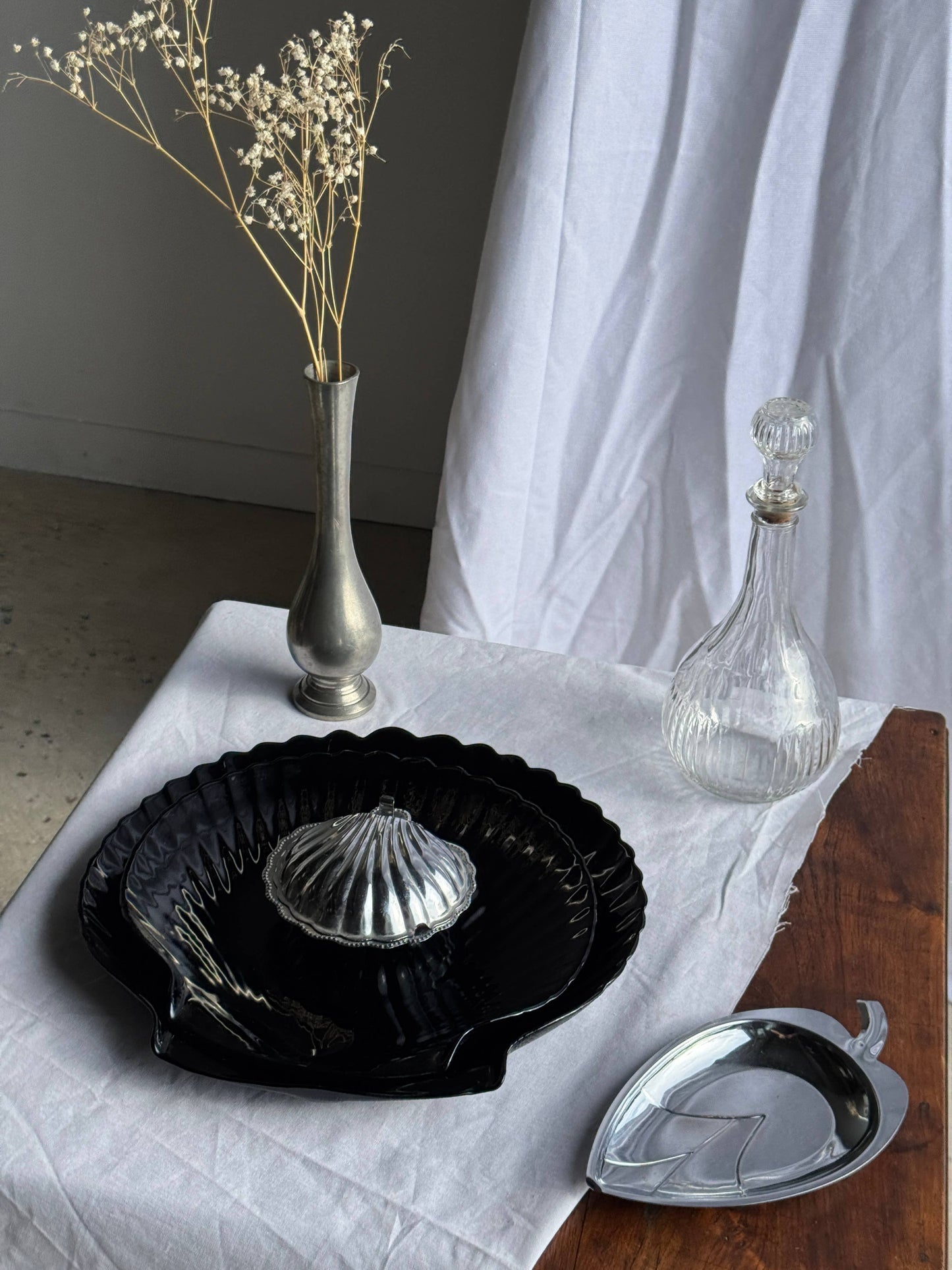 Pair of shell dishes in vintage black glass, D32 and D26