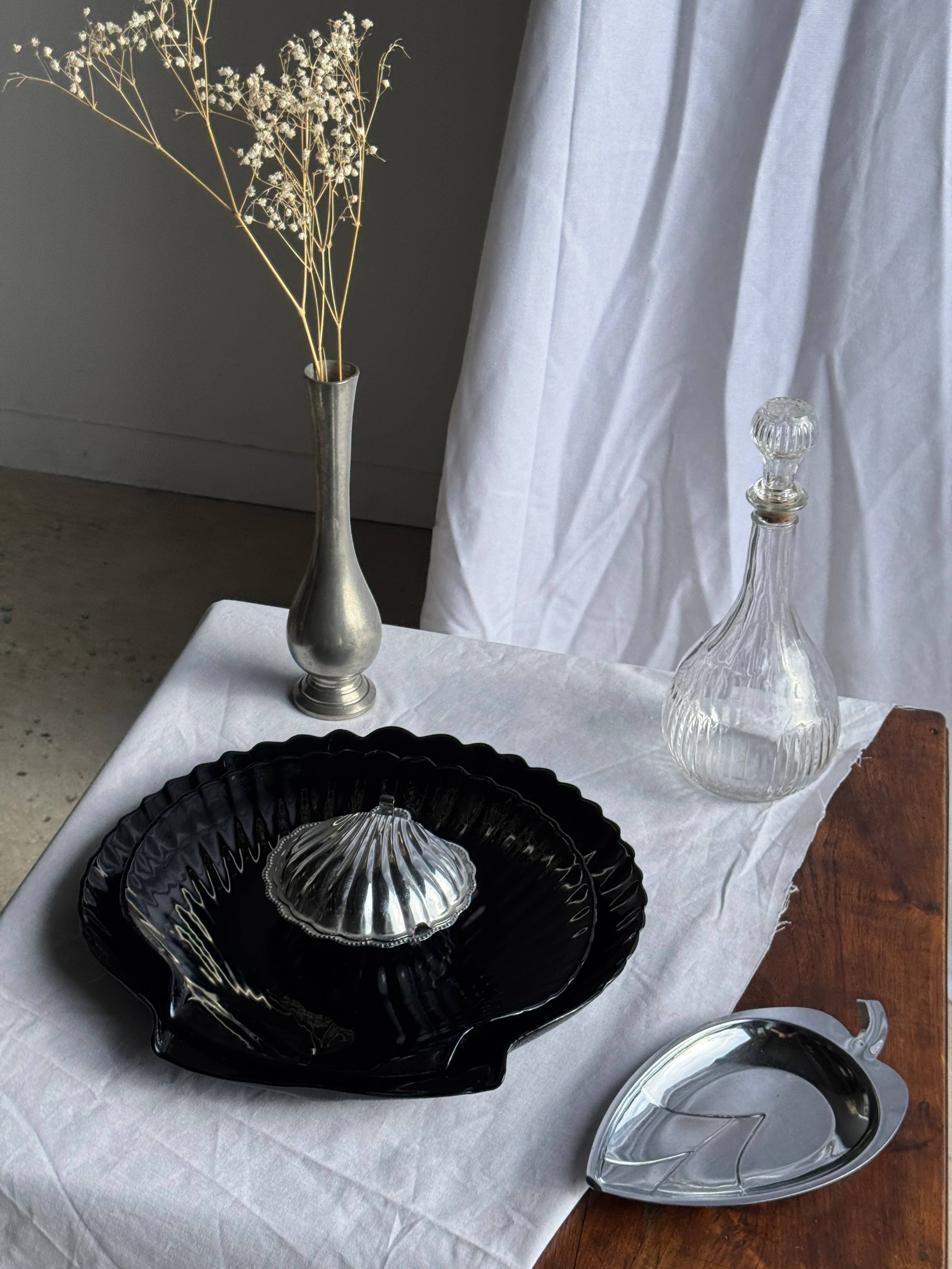Pair of shell dishes in vintage black glass, D32 and D26