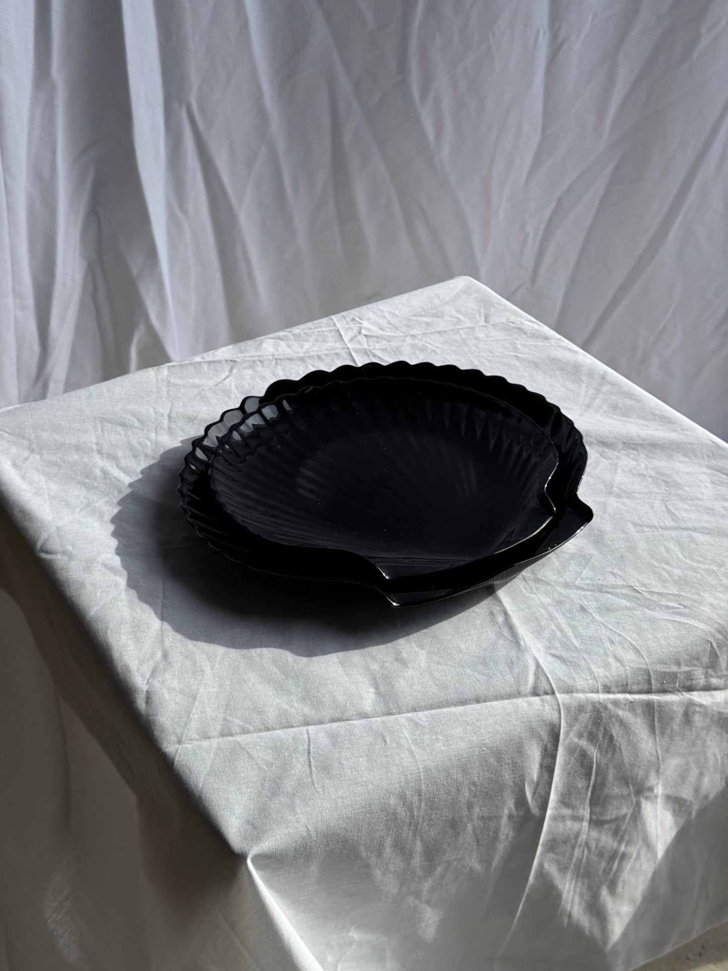 Pair of shell dishes in vintage black glass, D32 and D26