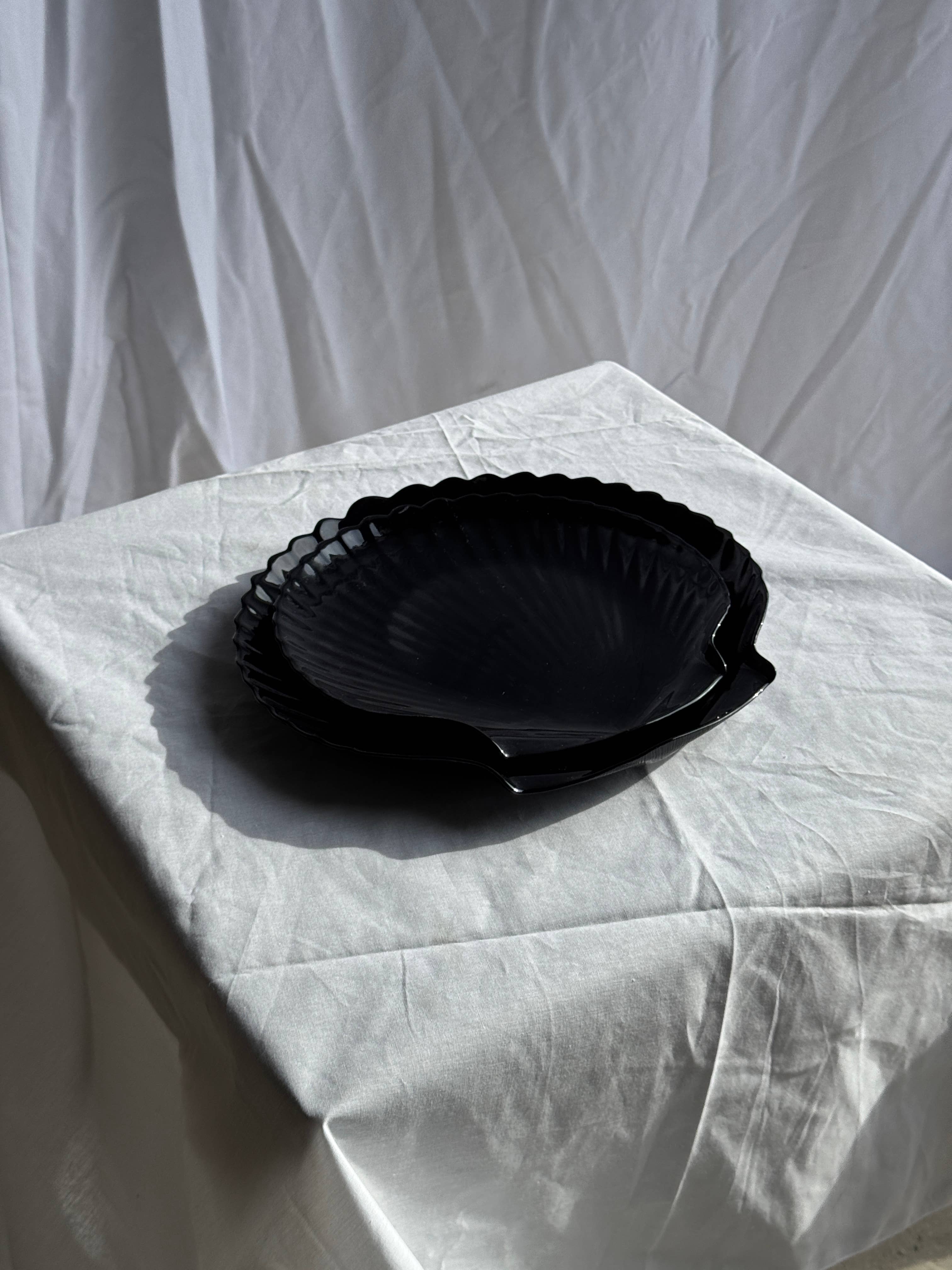 Pair of shell dishes in vintage black glass, D32 and D26
