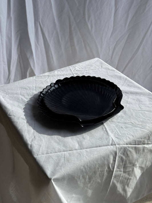 Pair of shell dishes in vintage black glass, D32 and D26