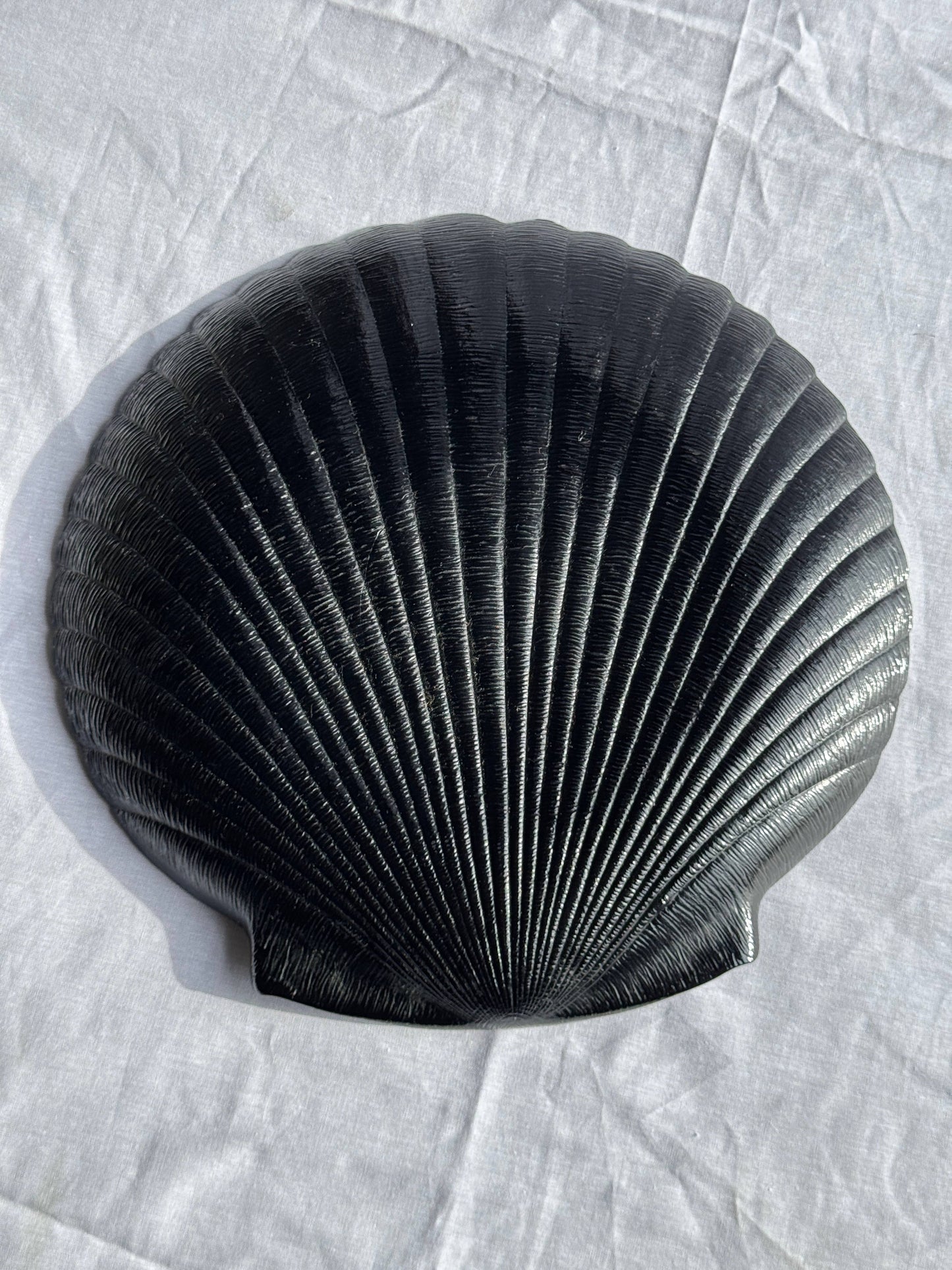Pair of shell dishes in vintage black glass, D32 and D26