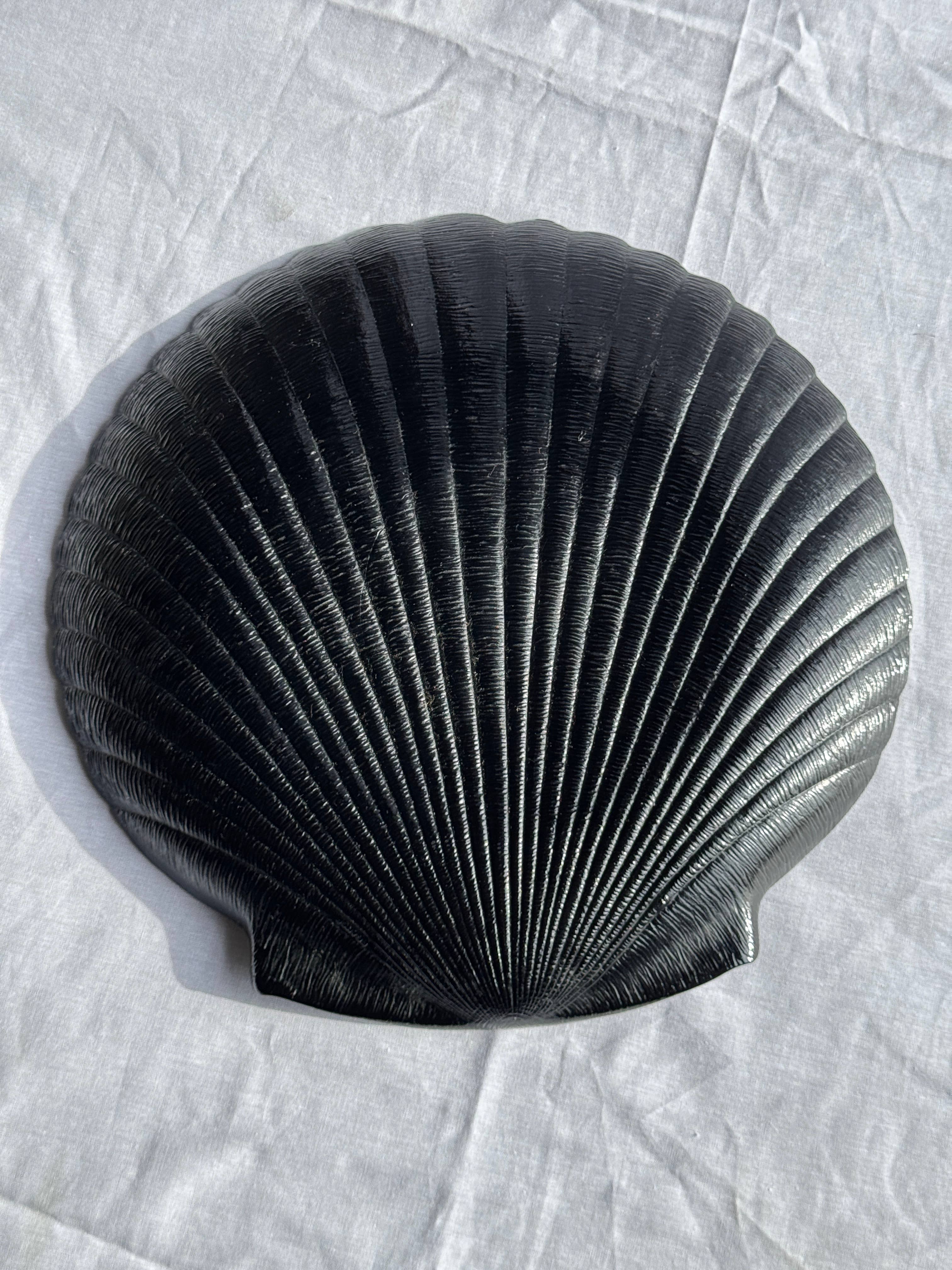 Pair of shell dishes in vintage black glass, D32 and D26
